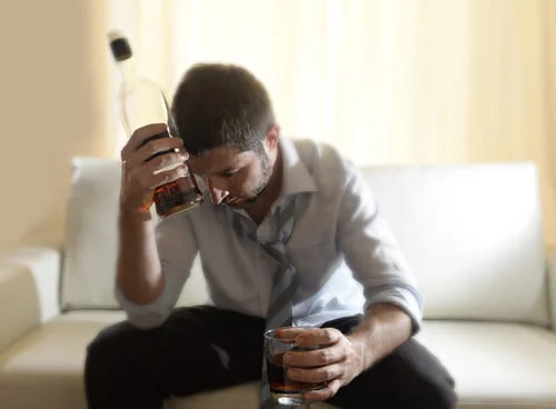 Алкоголик с бутылкой
