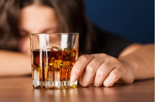 Женщина со стаканом алкоголя